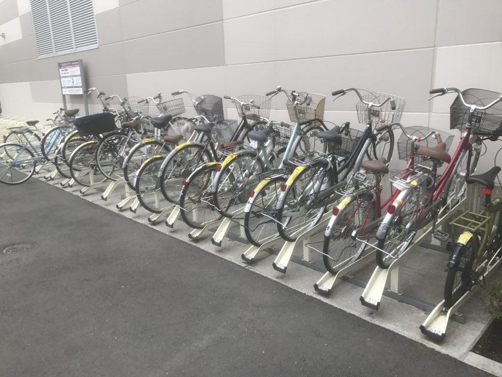 駅の近くに多くの自転車が放置