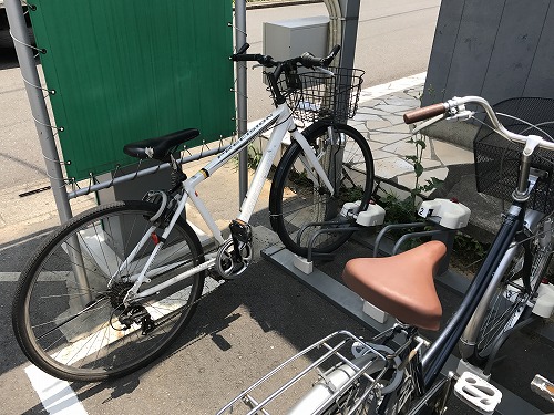 駅の近くに多くの自転車が放置